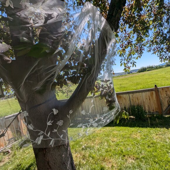 ZANA | Romantic fingertip embroidery floral veil - Picture 3 of 5